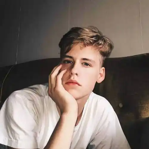 6686体育官网铁牌作者Becky