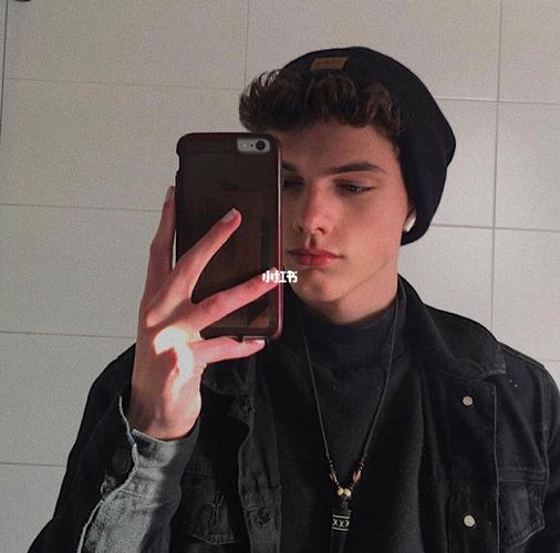 6686体育官网银牌作者短发女