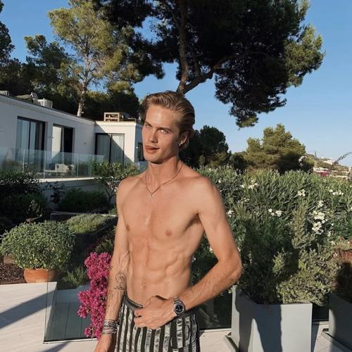 6686体育官网中级作者Scarlett