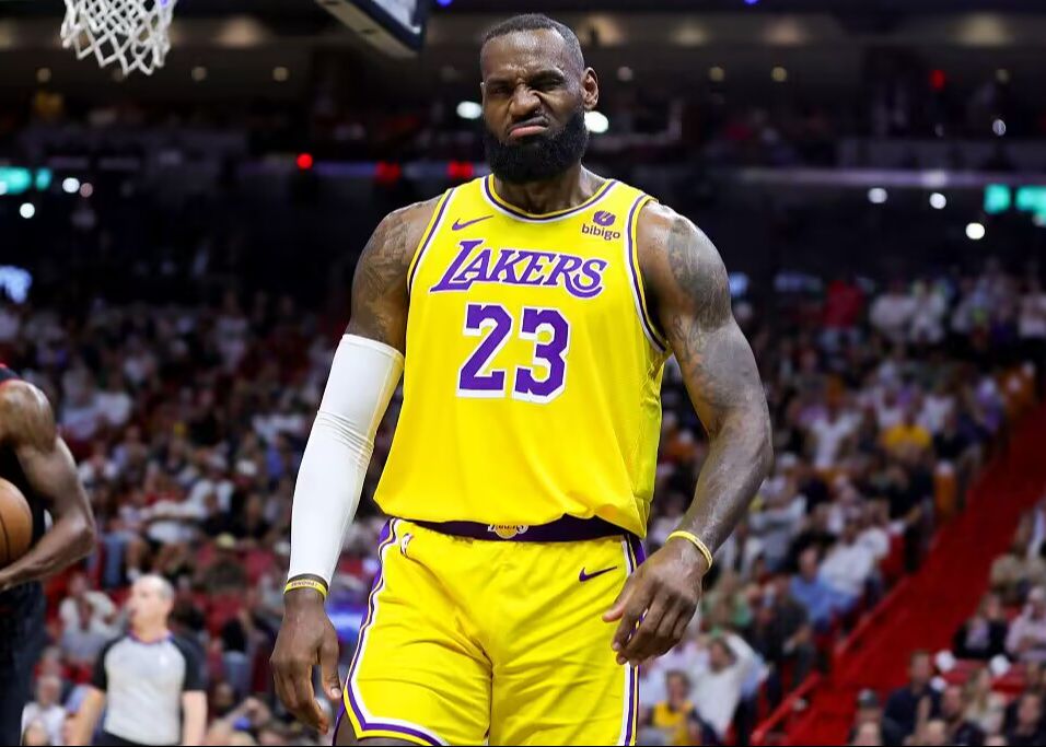 美记：詹姆斯从未要求交易，期望得到他的球队故意散布谣言