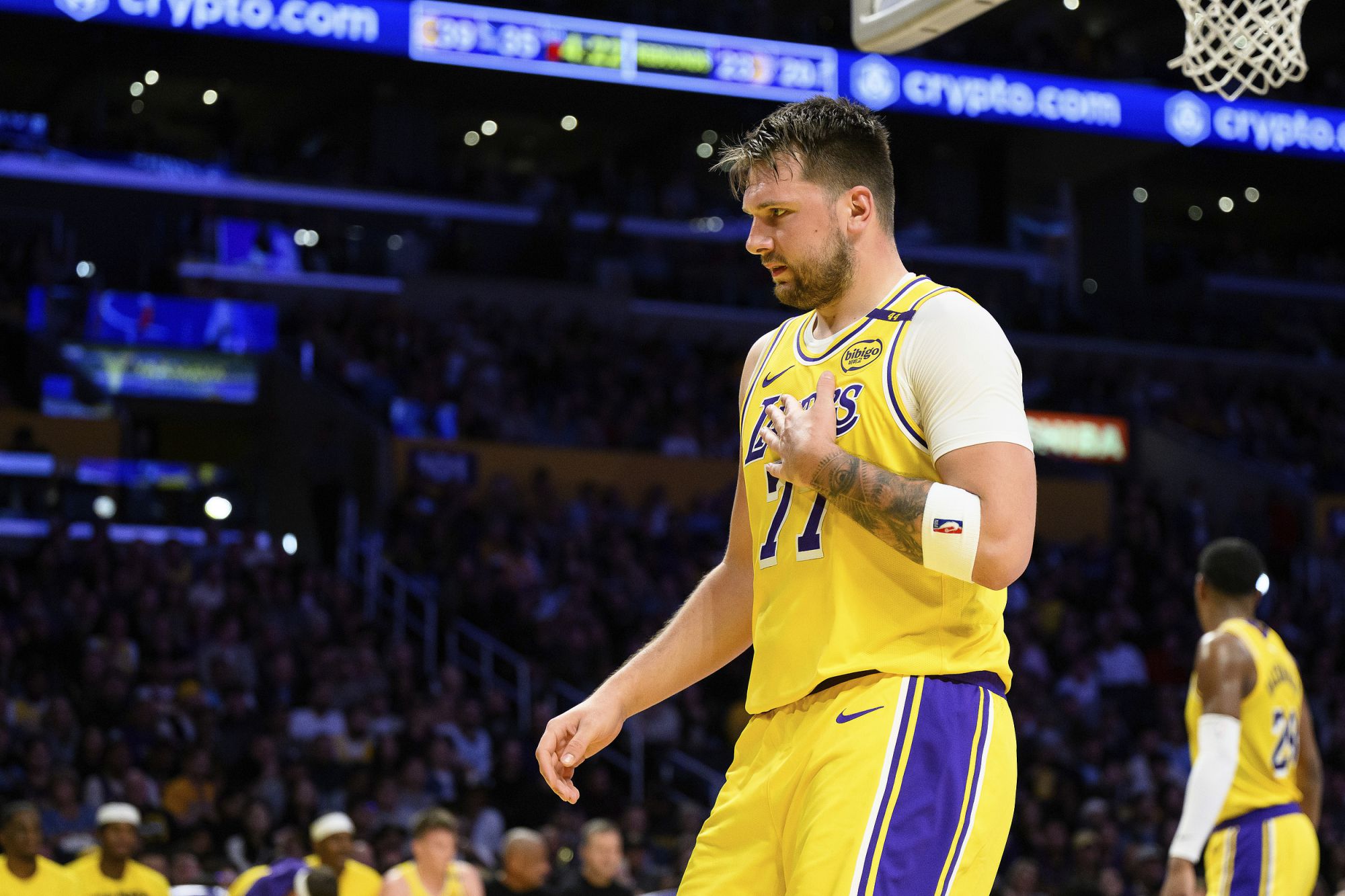 竞技状态低迷！东契奇&里夫斯仅得32分，出现9次差错